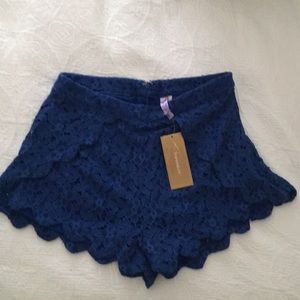 High waisted, scalloped shorts